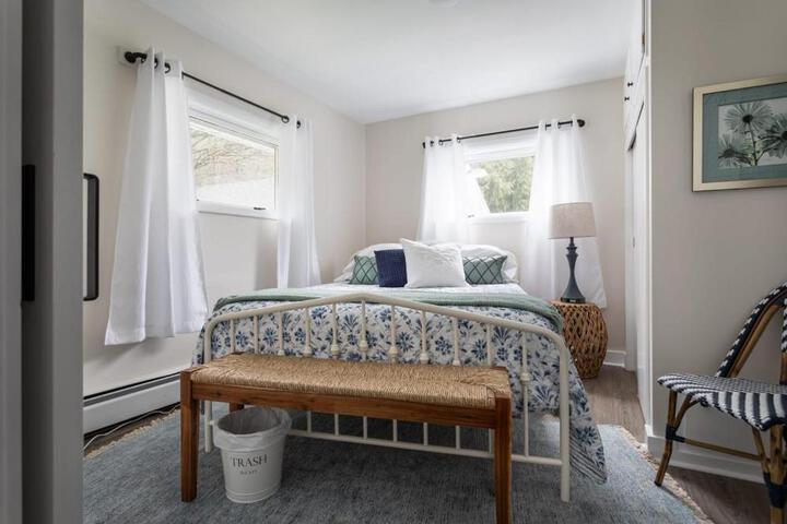 Cedar Creek Cottage Close to Downtown Traverse City Beaches and the TART Trail