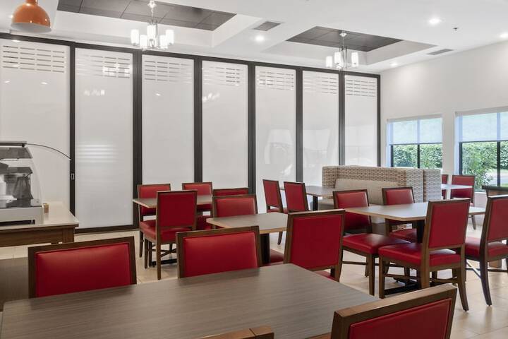 Holiday Inn Express and Suites Newton by IHG