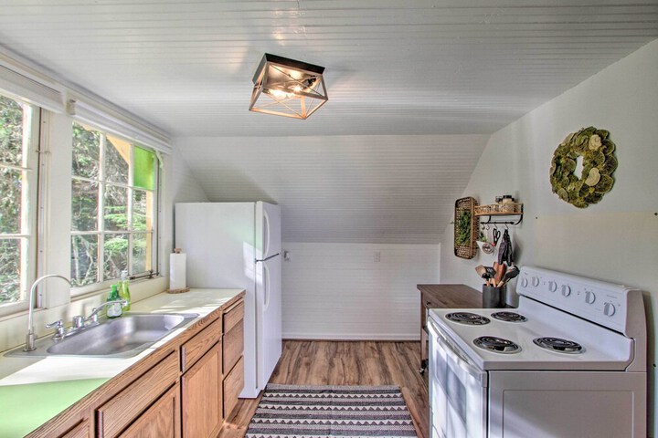 Owls Nest Studio w / Hot Tub: Hike Nearby!