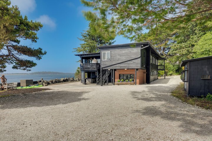 Waterfront Coos Bay Retreat w / Kayaks!