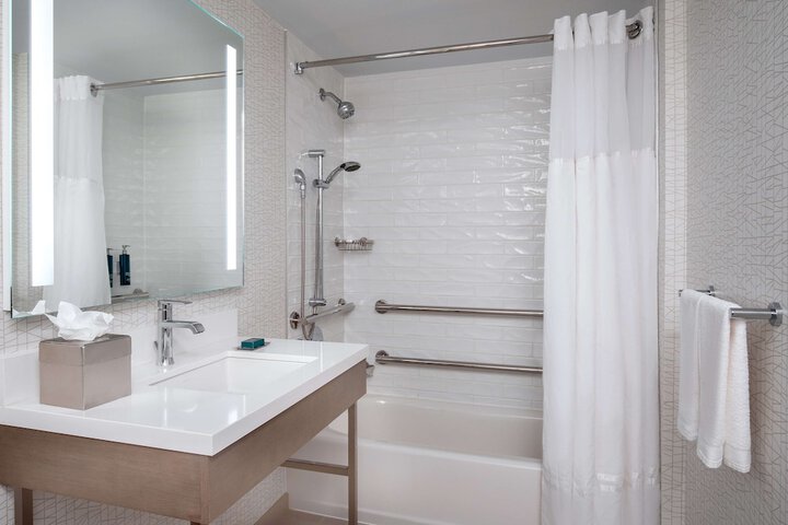 DoubleTree by Hilton Chicago - North Shore Conference Center