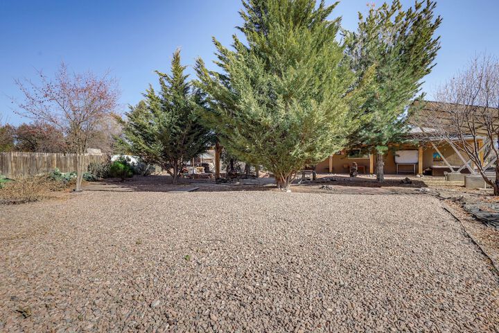 Artsy Studio w / Patio: 25 Mi to Santa Fe