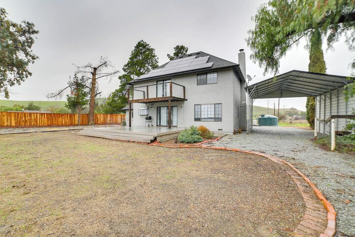 Pet-friendly Hollister Getaway w / Grill!