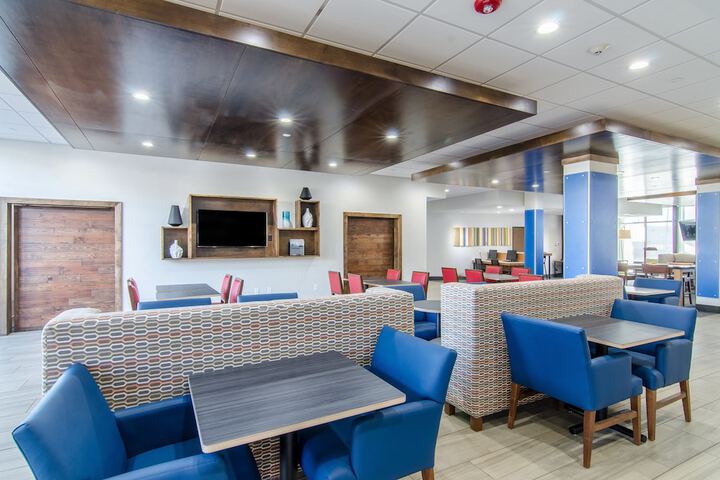 Holiday Inn Express & Suites Atchison by IHG