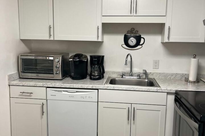 Uhost AI 2BR Condo Scenic Mountain Retreat