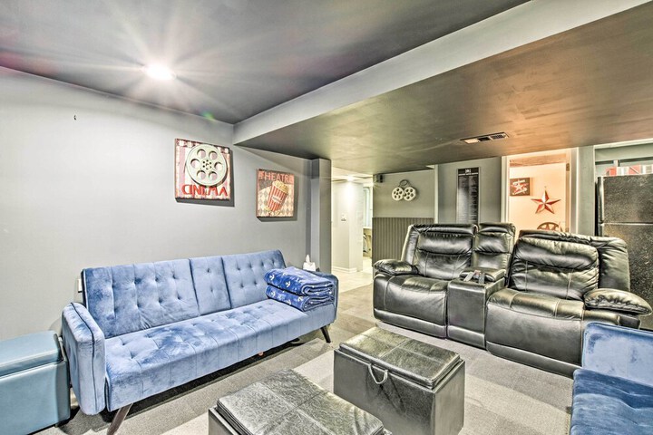 Lakefront Home w / Game Room Theater & Dock!