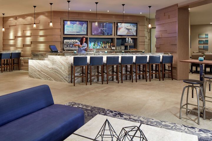 Lounge 42 of 43