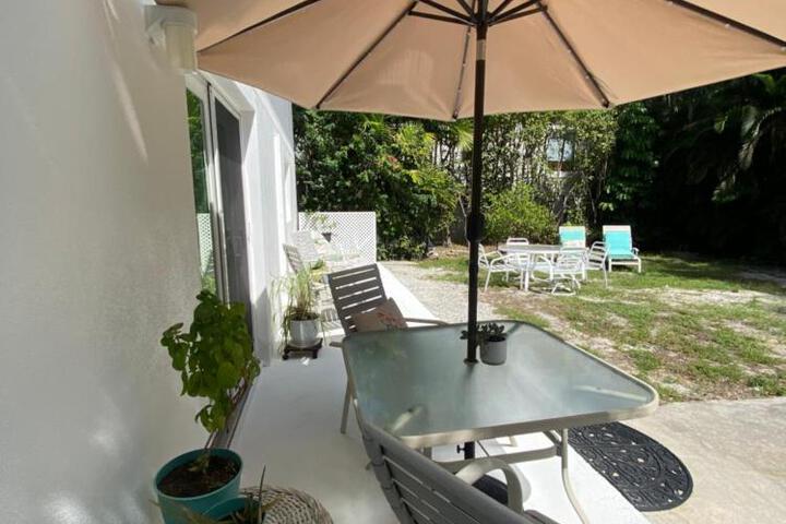 Closest 1BR to Vanderbilt Beach full kitchen with dishwasher, ALL NEW!