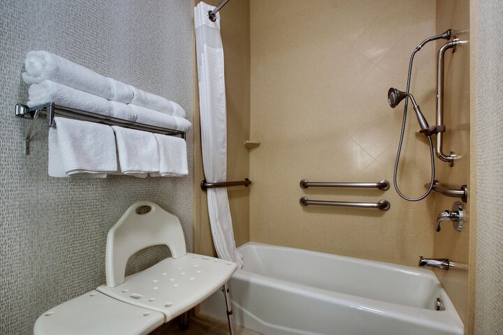 Holiday Inn Express Hotel & Suites Vernon College Area by IHG