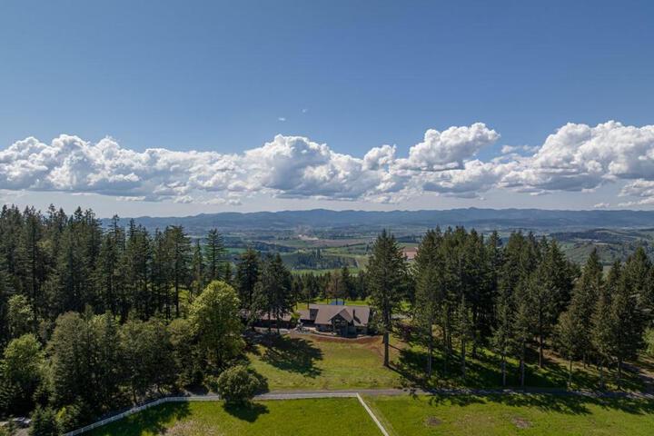 Escape to Wine Country Luxurious Getaway Awaits