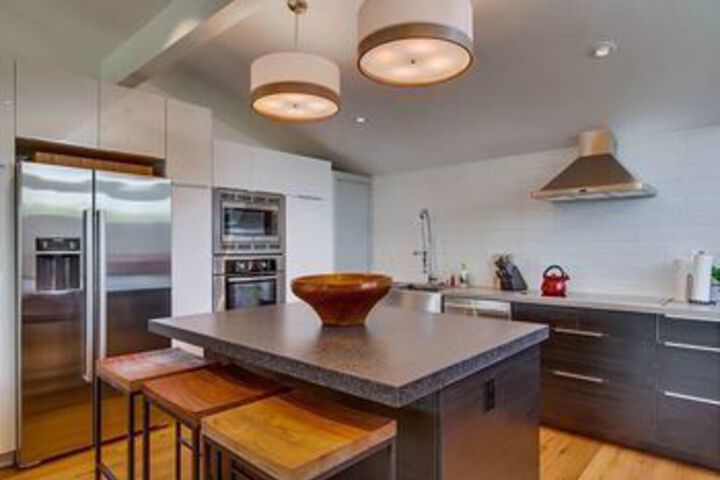 Newly remodeled Beach 2 Br condo by RedAwning