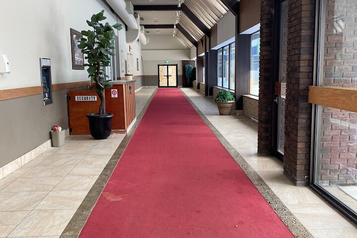Ballroom/Hall 28 of 31