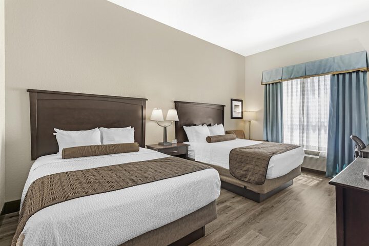 Best Western Plus Chain of Lakes Inn & Suites