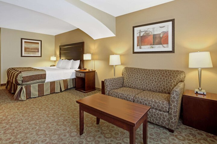 La Quinta Inn & Suites by Wyndham Dickinson