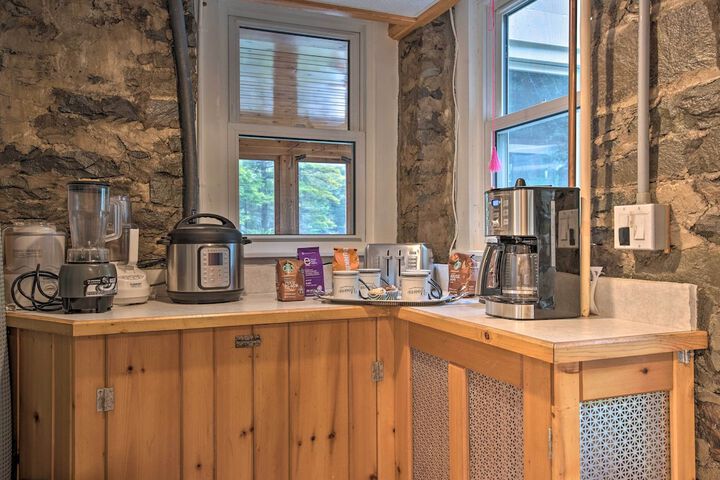 Lakefront Poconos Retreat w / Hot Tub Near Hiking!