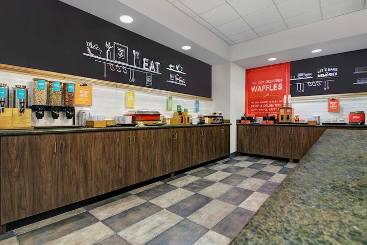 Hampton Inn & Suites Syracuse Dewitt