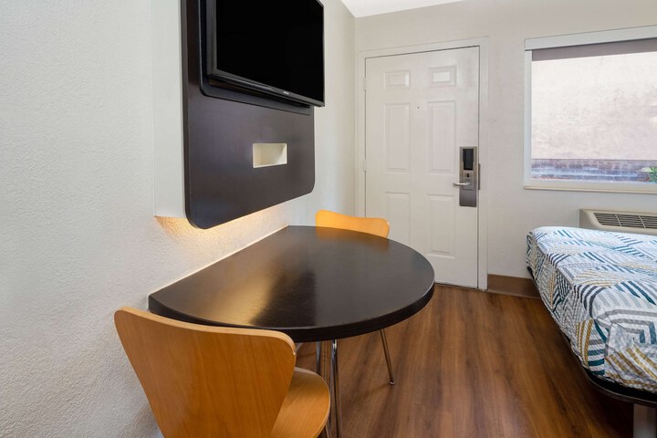 Room 12 of 25