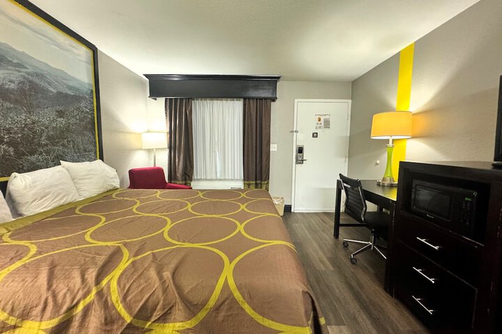 Super 8 by Wyndham Tupelo Airport