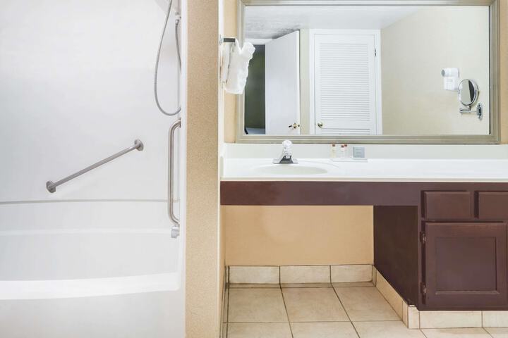 Hawthorn Extended Stay by Wyndham Columbus North