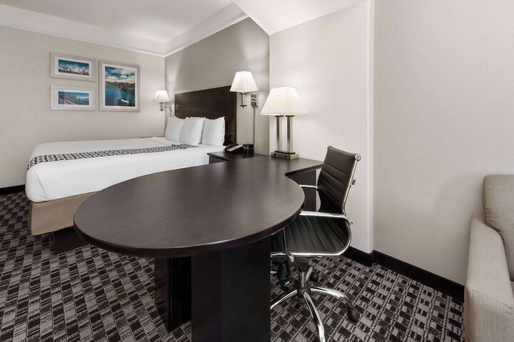La Quinta Inn & Suites by Wyndham Deer Park