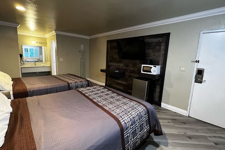 Room 7 of 18