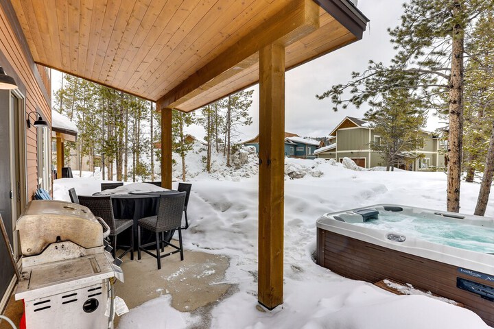 Convenient Fraser Townhome w / Hot Tub Near Hikes!