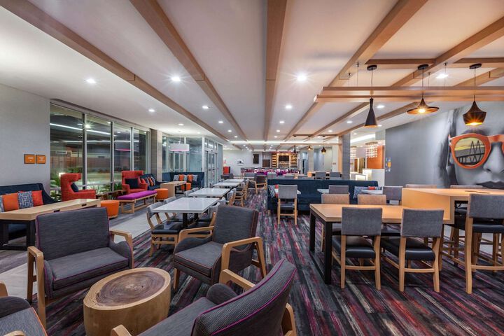 La Quinta Inn & Suites by Wyndham Houston East at Sheldon Rd