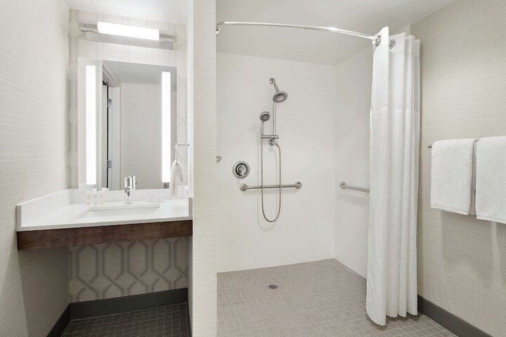 Room 16 of 28