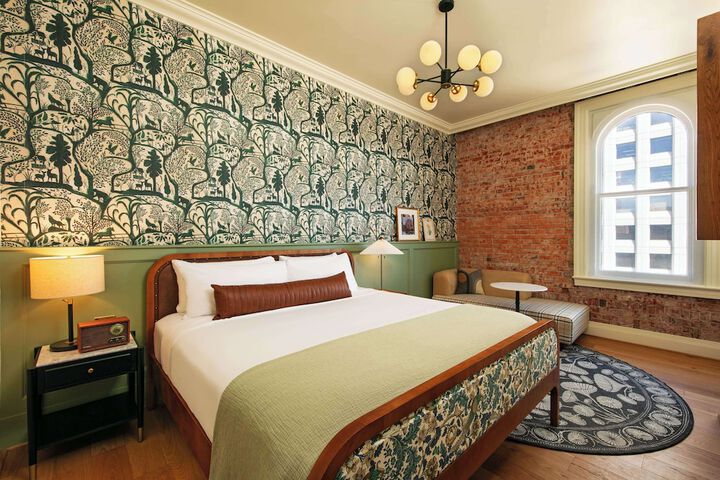 Room 21 of 83