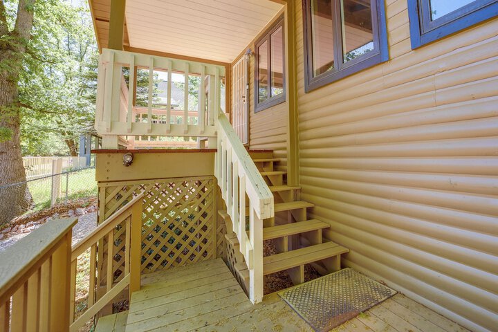 Strawberry Cabin Rental w / Deck & Mountain Views!
