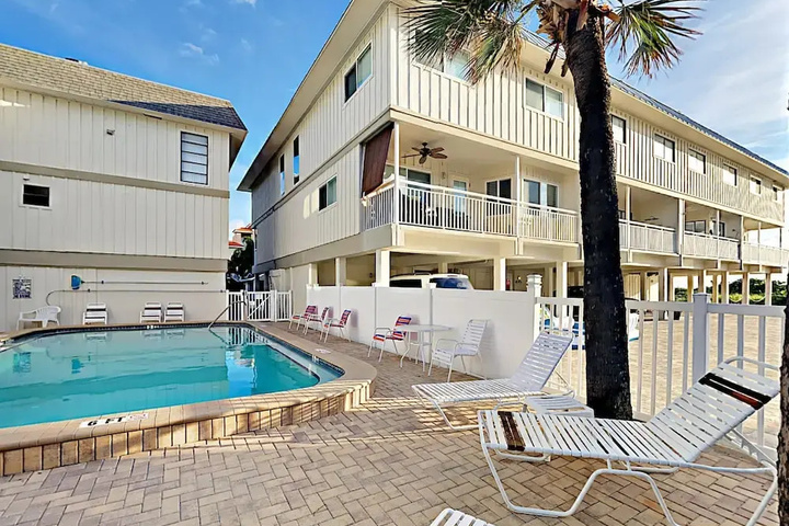 700 Gulf Blvd Townhouse #17 - 2 Br townhouse by RedAwning