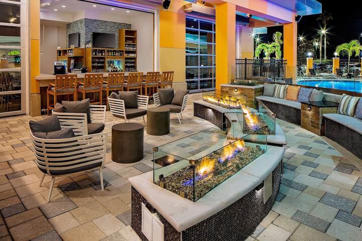 Lounge 43 of 46