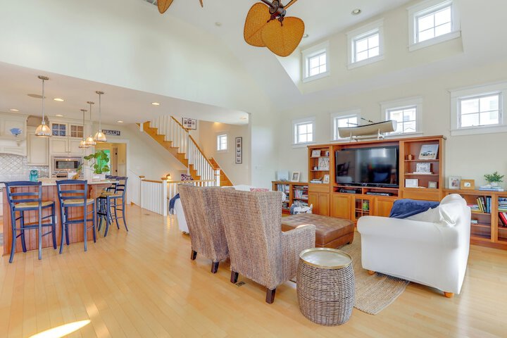 Spacious Avalon Beach House - 2 Blocks to Water!