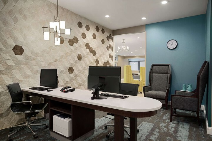 Business Center 37 of 37
