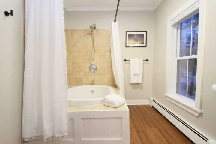 The Aurora Inn & Cottages