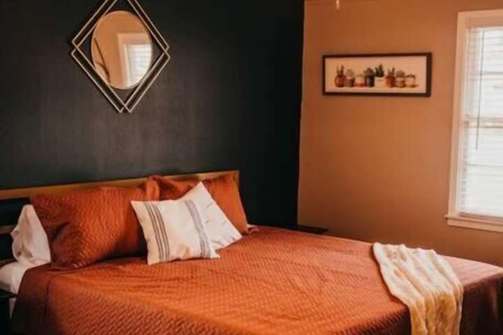 The Burrow-Cozy 3 BDRM HM - Free Parking