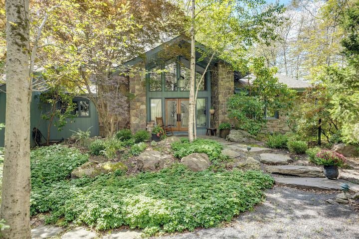 Luxe Poconos Pines Home w / Beach + Amenities!
