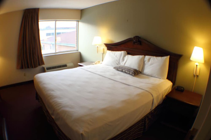 Room 10 of 16