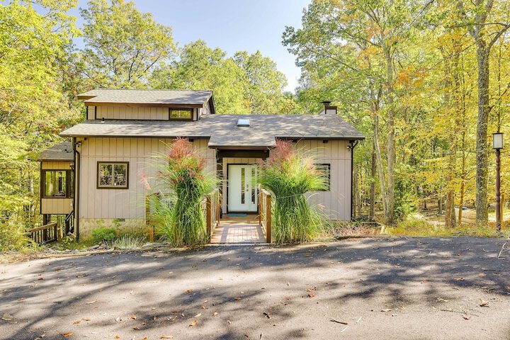 Gorgeous Bushkills Lodge w / Pool Access!