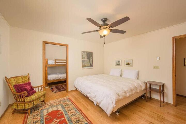 Lake House Family Vacation - Sleeps 12 Dock Kayaks Paddle Boards