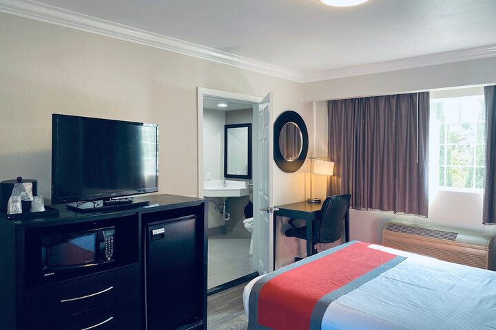Room 10 of 18