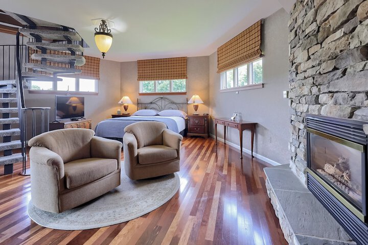 Twin Pine Manor Bed & Breakfast