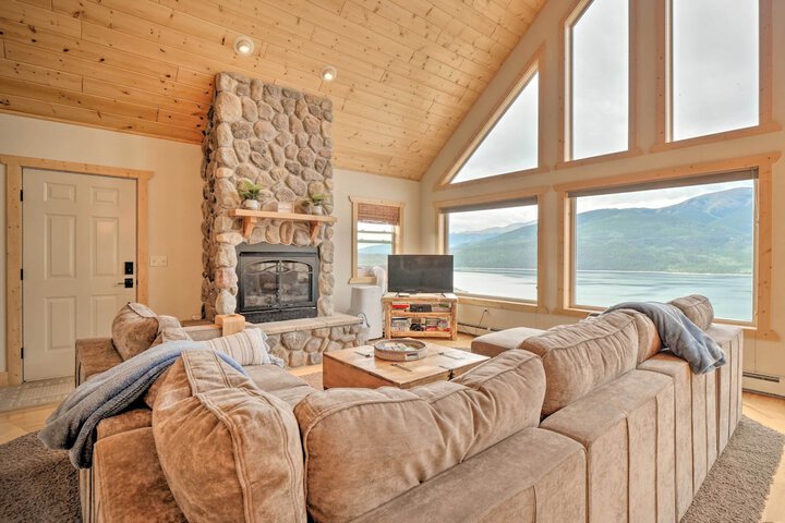 Breathtaking Views: Twin Lakes Retreat w / Deck