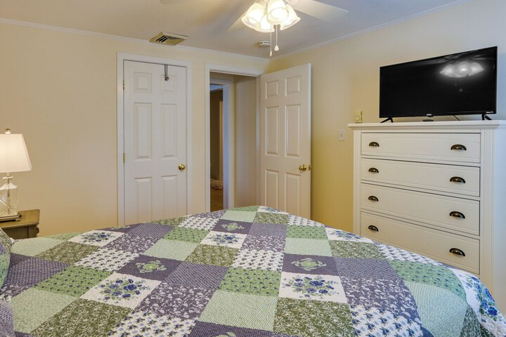Cozy Westbrook Vacation Rental - Walk to Beach!
