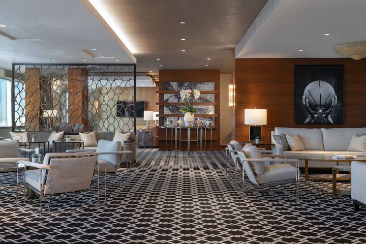Lounge 80 of 102