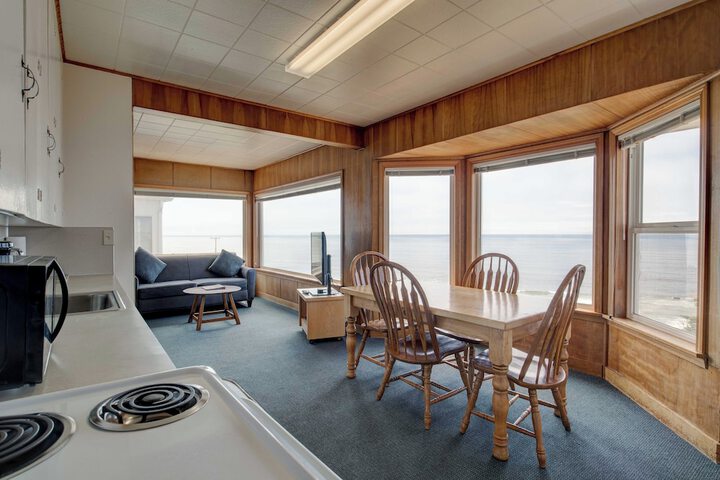 Ester Lee Oceanview Inn