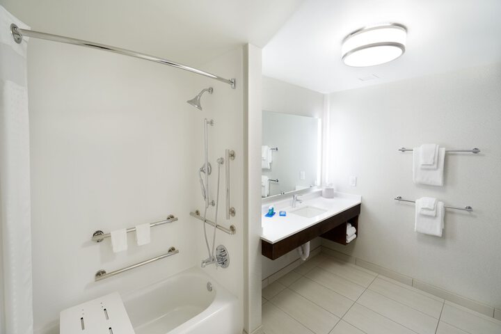 Holiday Inn Express & Suites-Cincinnati North - Liberty Way by IHG