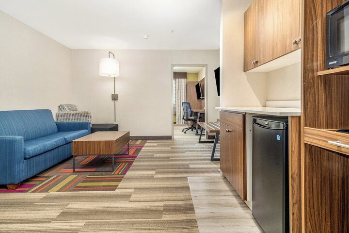Room 105 of 348