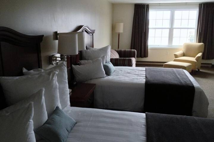 Holiday Hill Inn & Suites