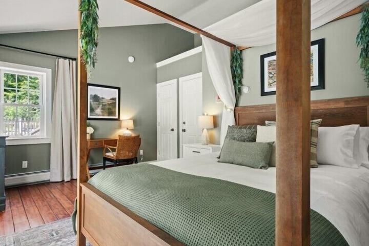 The Aurora Inn & Cottages